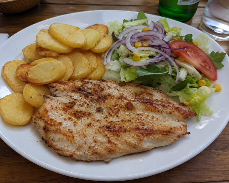 Piletina grill, ploške i miješana salata